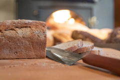 Frisches Brot aus dem Holzbackofen